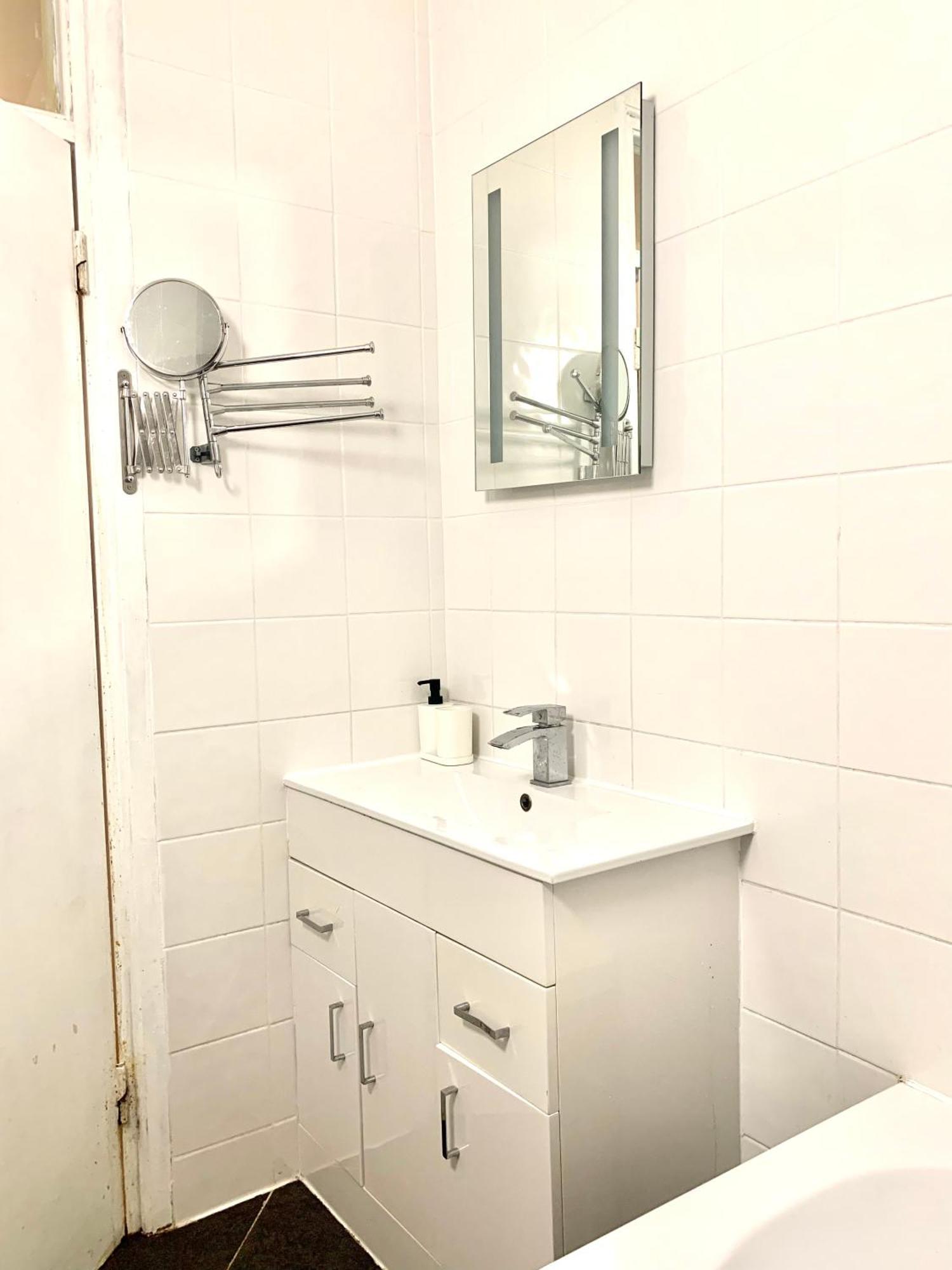 Cosy 2 Bedroom Apartment In Swiss Cottage. Londres Exterior foto